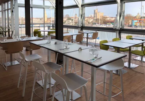 Brasserie avec vue sur le port de La Rochelle