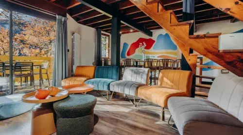 Village de chalets de montagne au pied des pistes