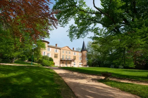Château viticole et son jardin à l'anglaise dans le Rhône