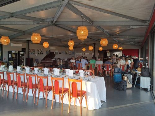 Événement professionnel au Château Réaut dans une salle lumineuse et élégante, offrant une vue imprenable, avec une disposition conviviale pour repas, échanges et réseautage.