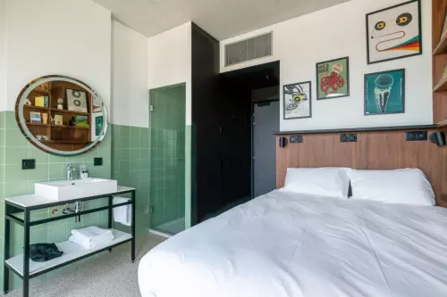 Hôtel moderne et ses vastes espaces réceptifs à Bordeaux