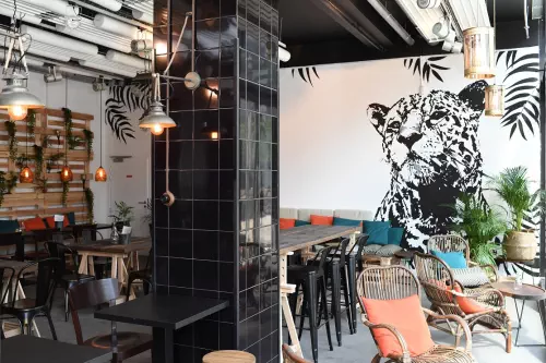 Tiers-lieu associatif alliant bar et espace de coworking