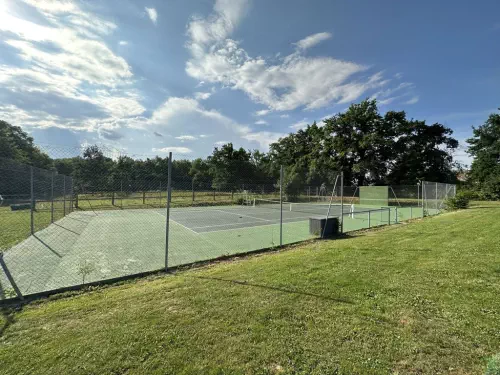 Domaine verdoyant et son gîte près de Lyon