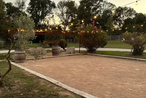 Domaine verdoyant et son gîte près de Lyon