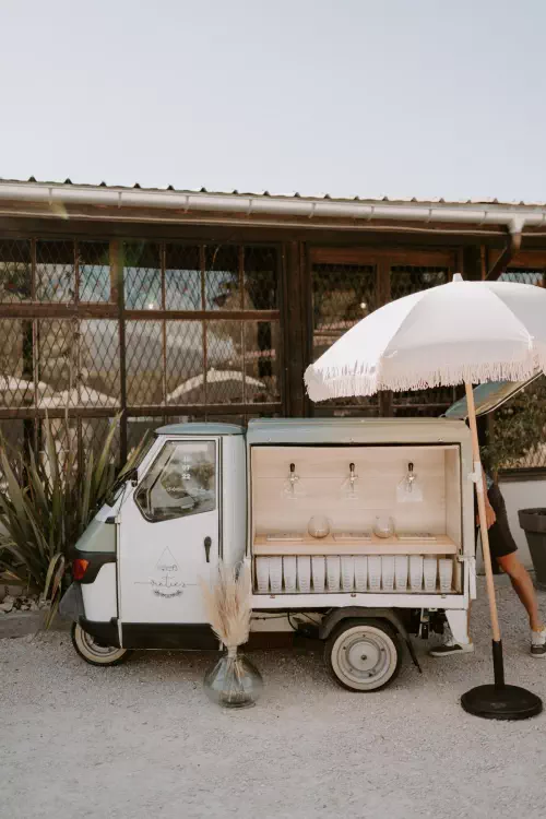 Bar mobile & caravane rétro dans les Alpes