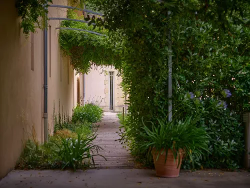 Le Château de Villegeorge vous met à disposition sa salle de réception et son environnement naturellement apaisant et hors du temps.
