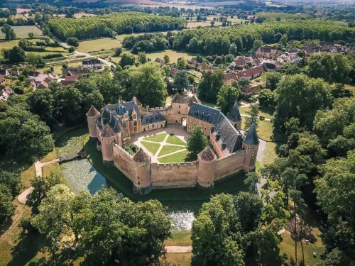 Charmant château du XIIIᵉ siècle dans le Cher