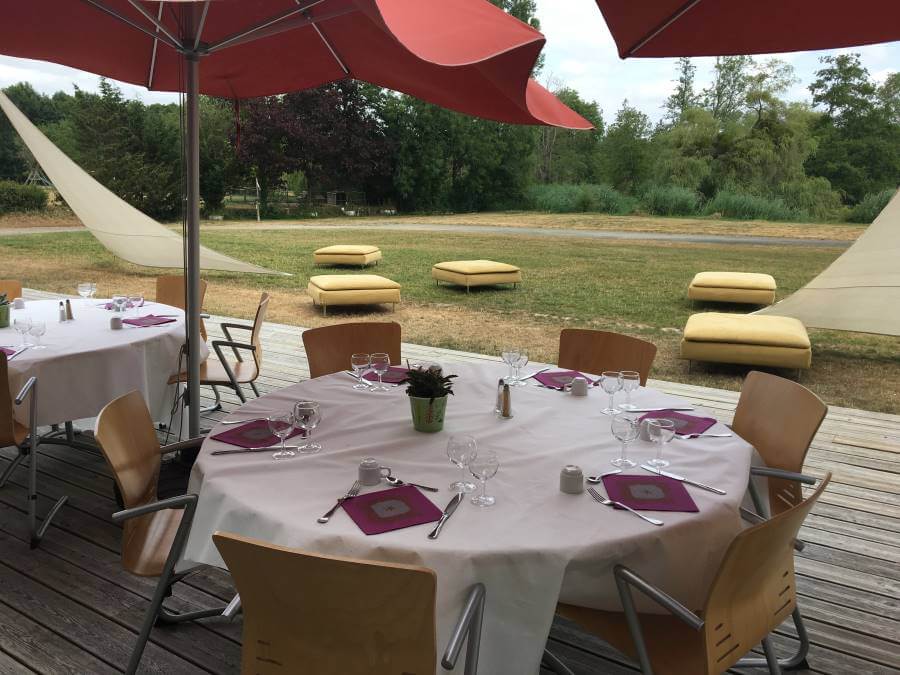 mise-en-place-tables-rondes-repas-assis-exterieur.jpeg