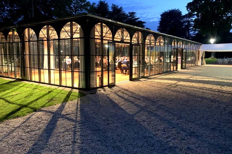 Vue de l'extérieur de nuit