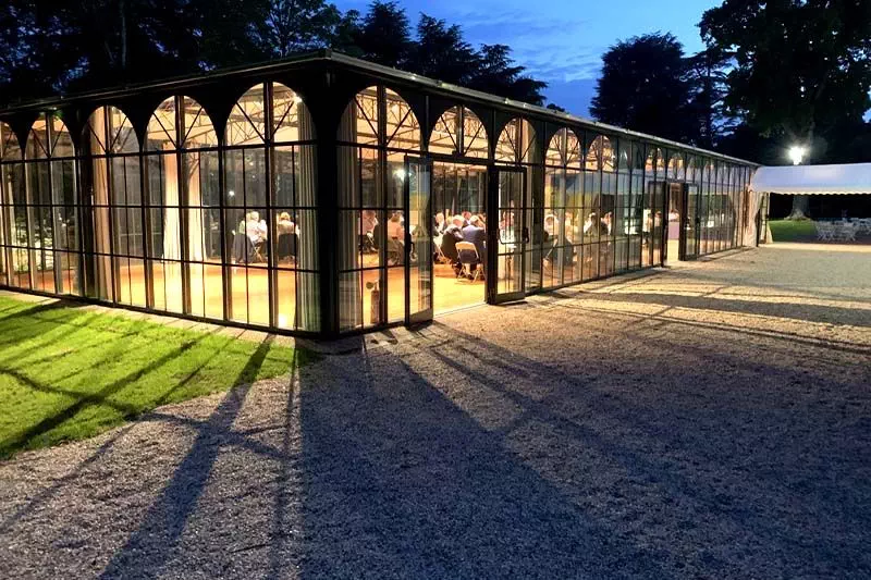 Vue de l'extérieur de nuit