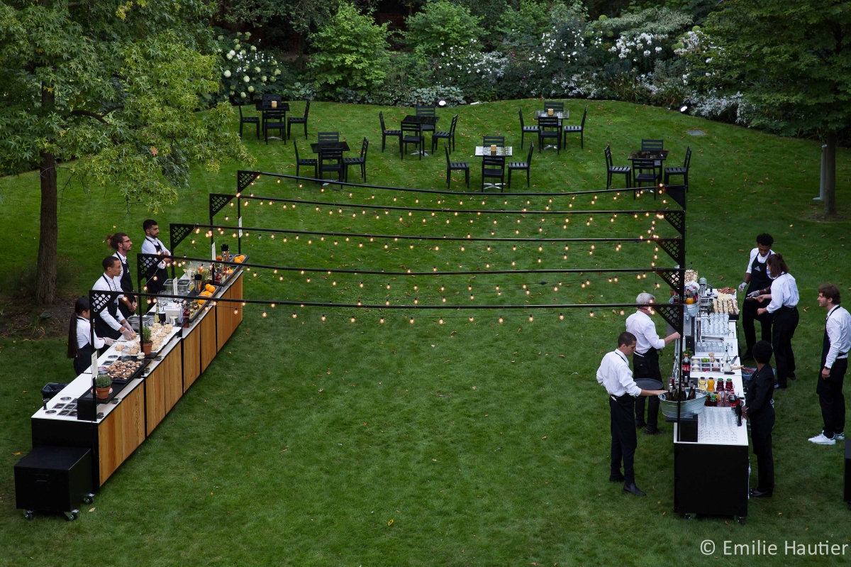 Stands avec installations lumineuses (guinguette)
