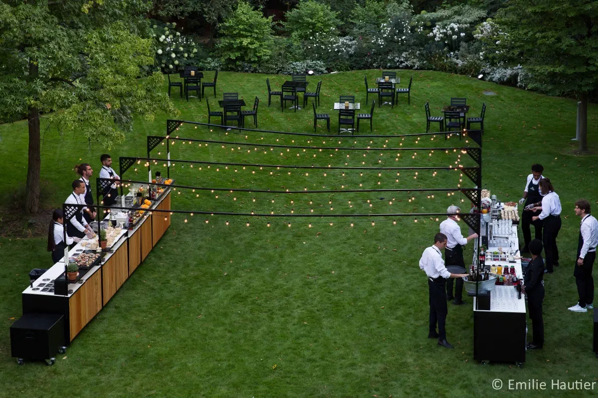 Stands avec installations lumineuses (guinguette)