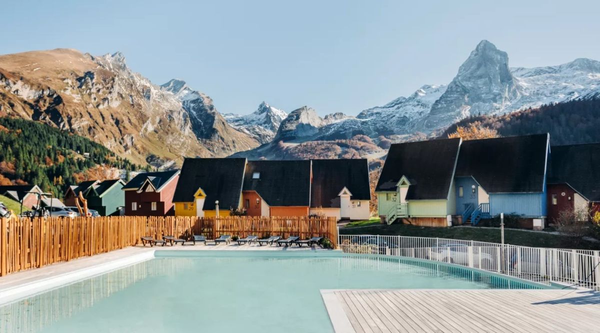 Village de chalets de montagne au pied des pistes