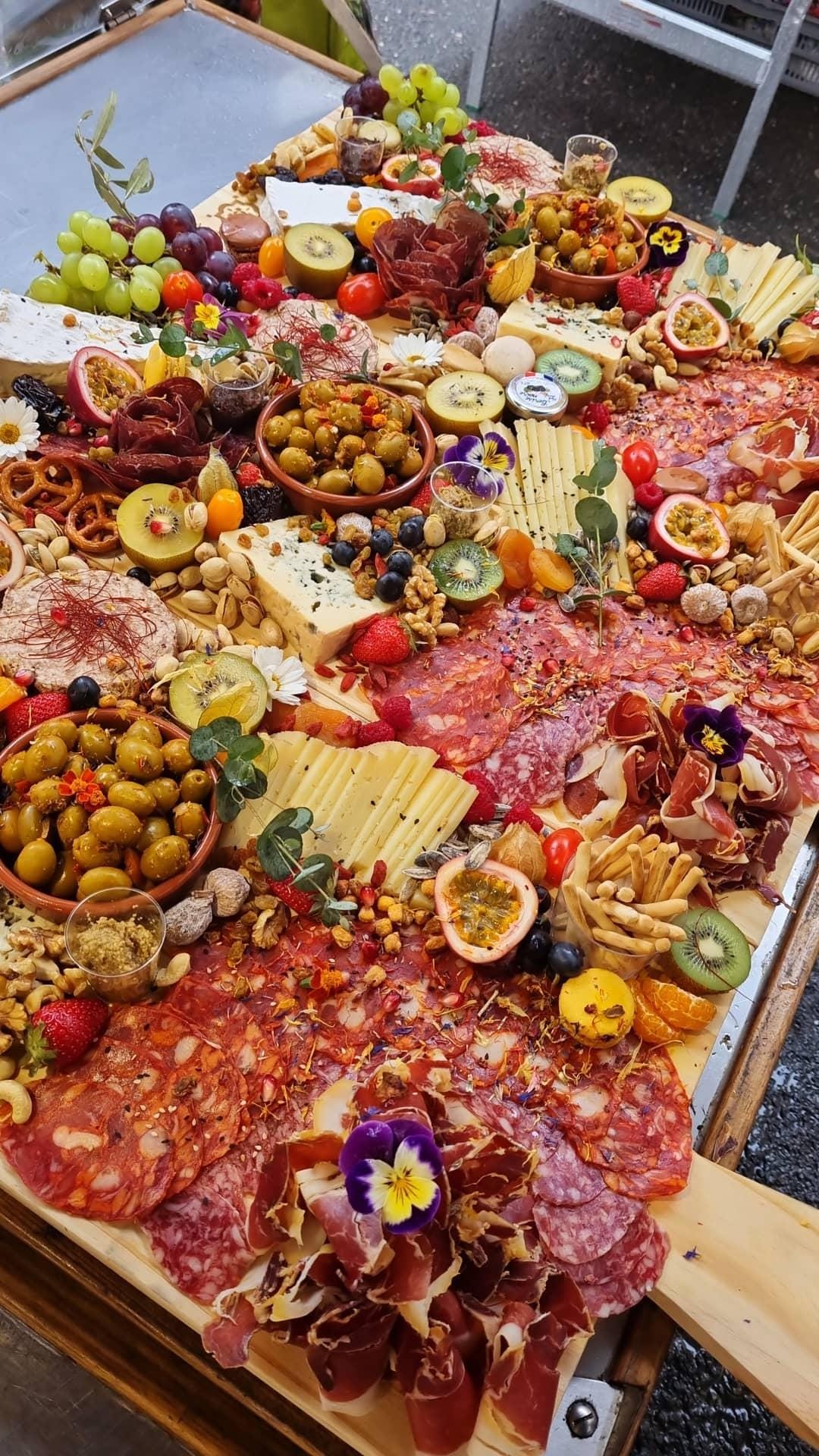 Planches grazing table