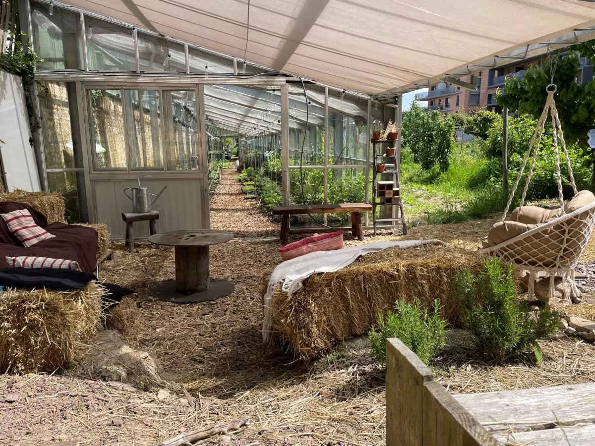 Le préau de la serre pour travailler ou déjeuner