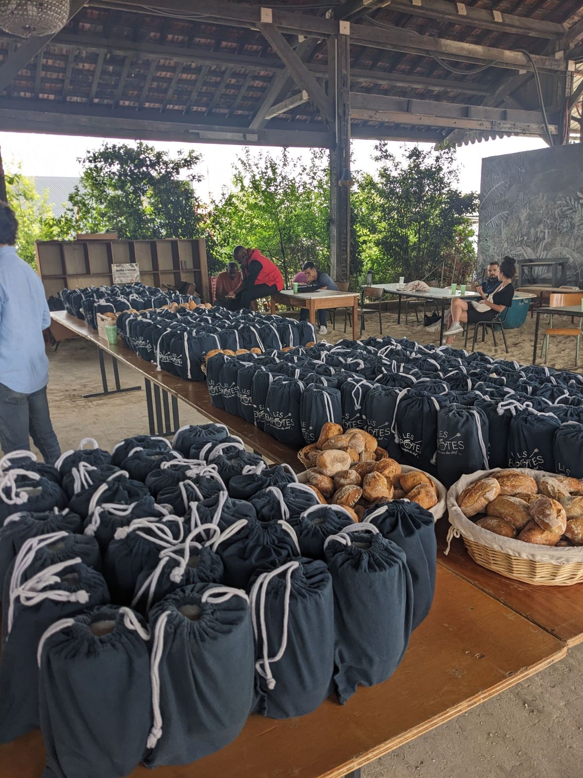 Distribution de bocaux-repas en baluchon / Séminaire 850 convives