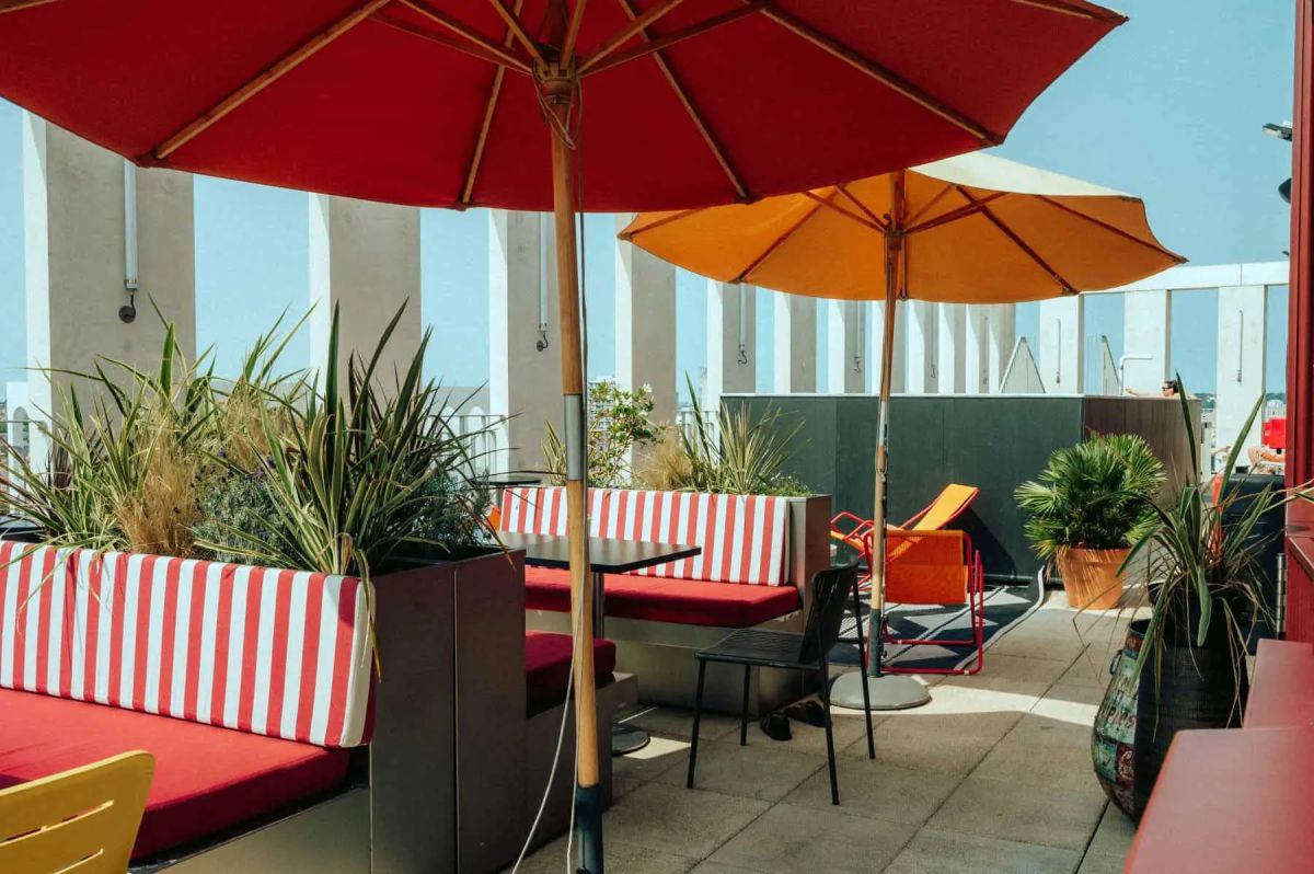 Hôtel moderne et ses vastes espaces réceptifs à Bordeaux