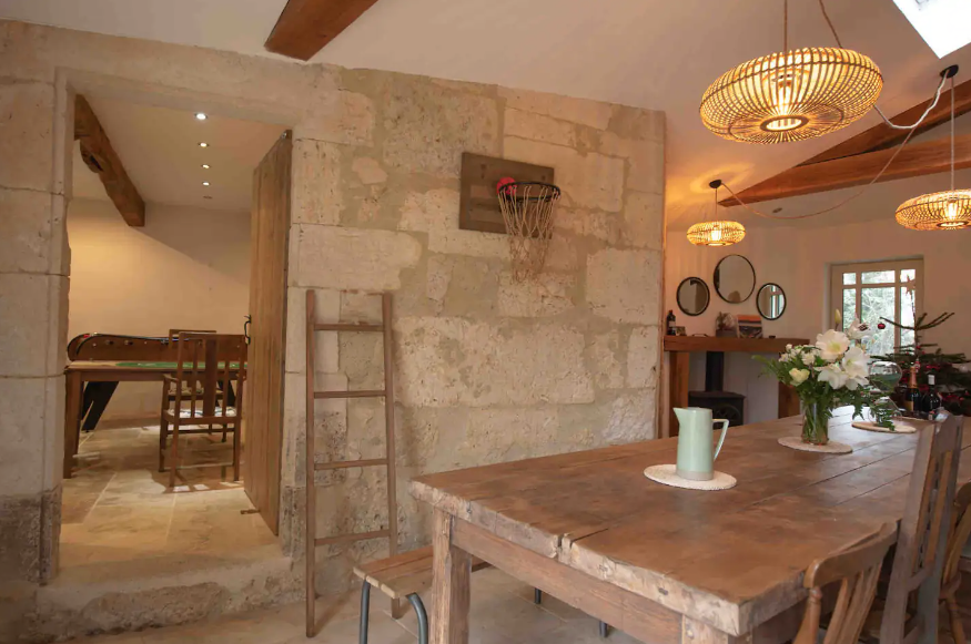 Salle de jeux et cuisine
