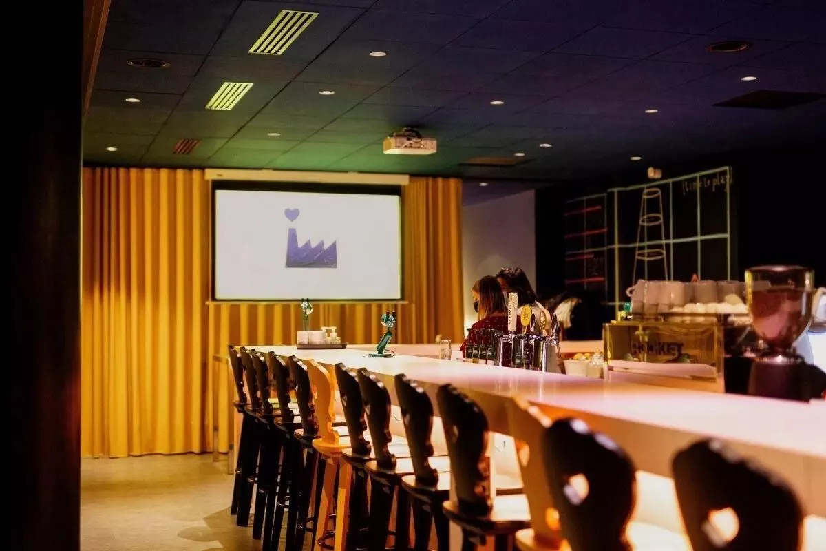 Intérieur espace bar et écran