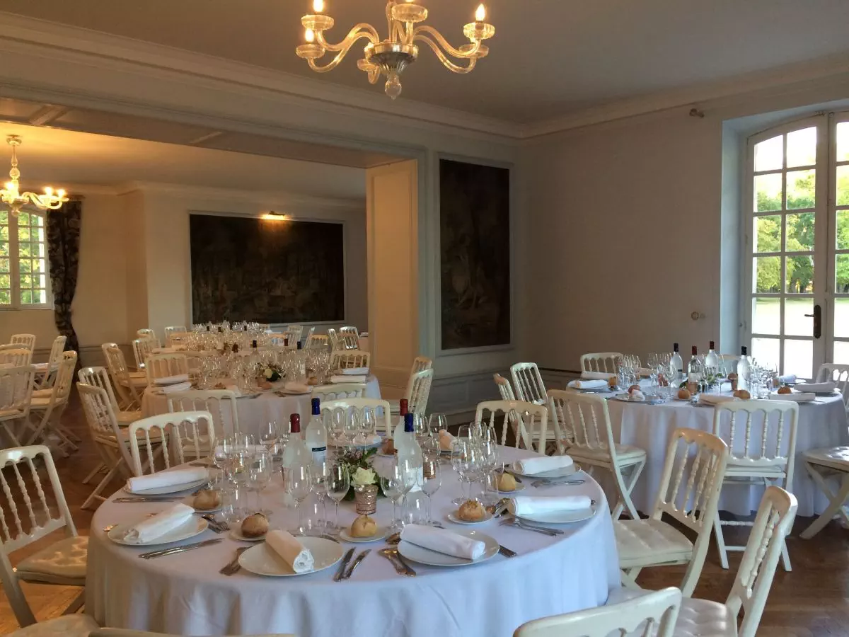 salon avec tables rondes