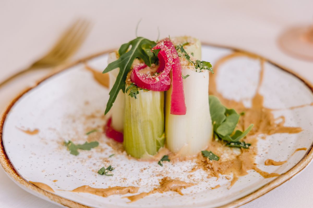 Entrée à l'assiette : poireaux cacahuète