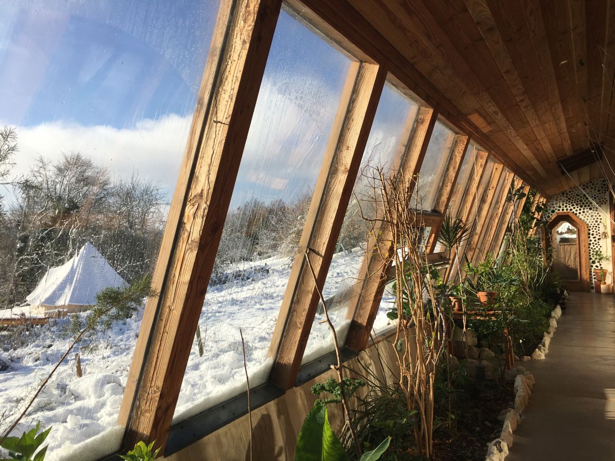 Tente de glamping sous la neige