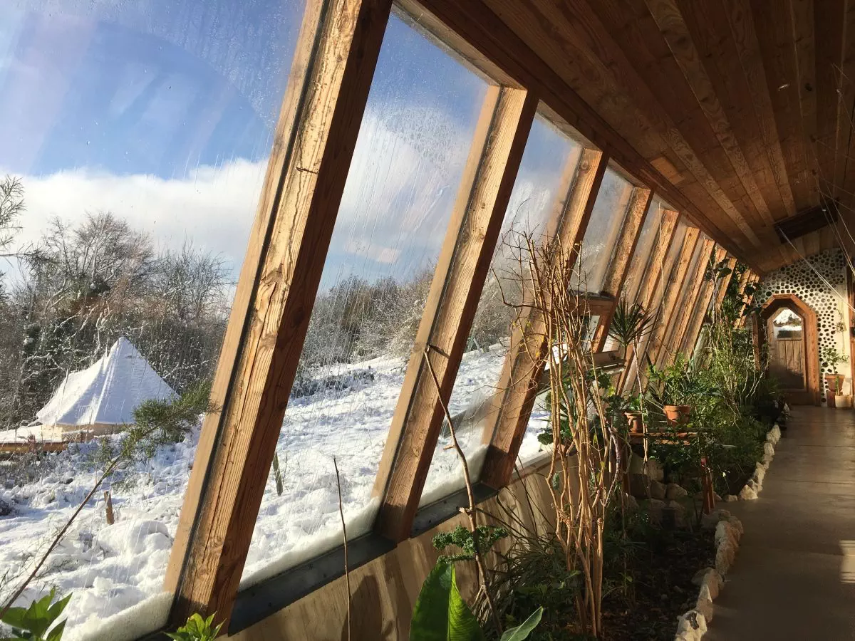 Tente de glamping sous la neige