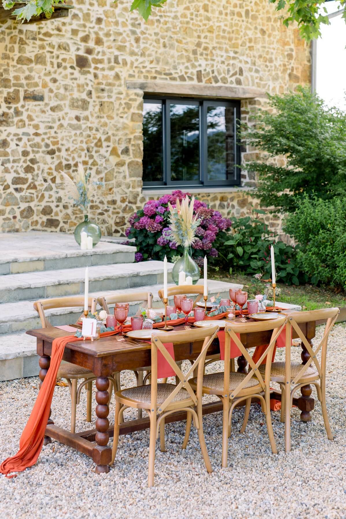 table de repas orange et bois.jpg