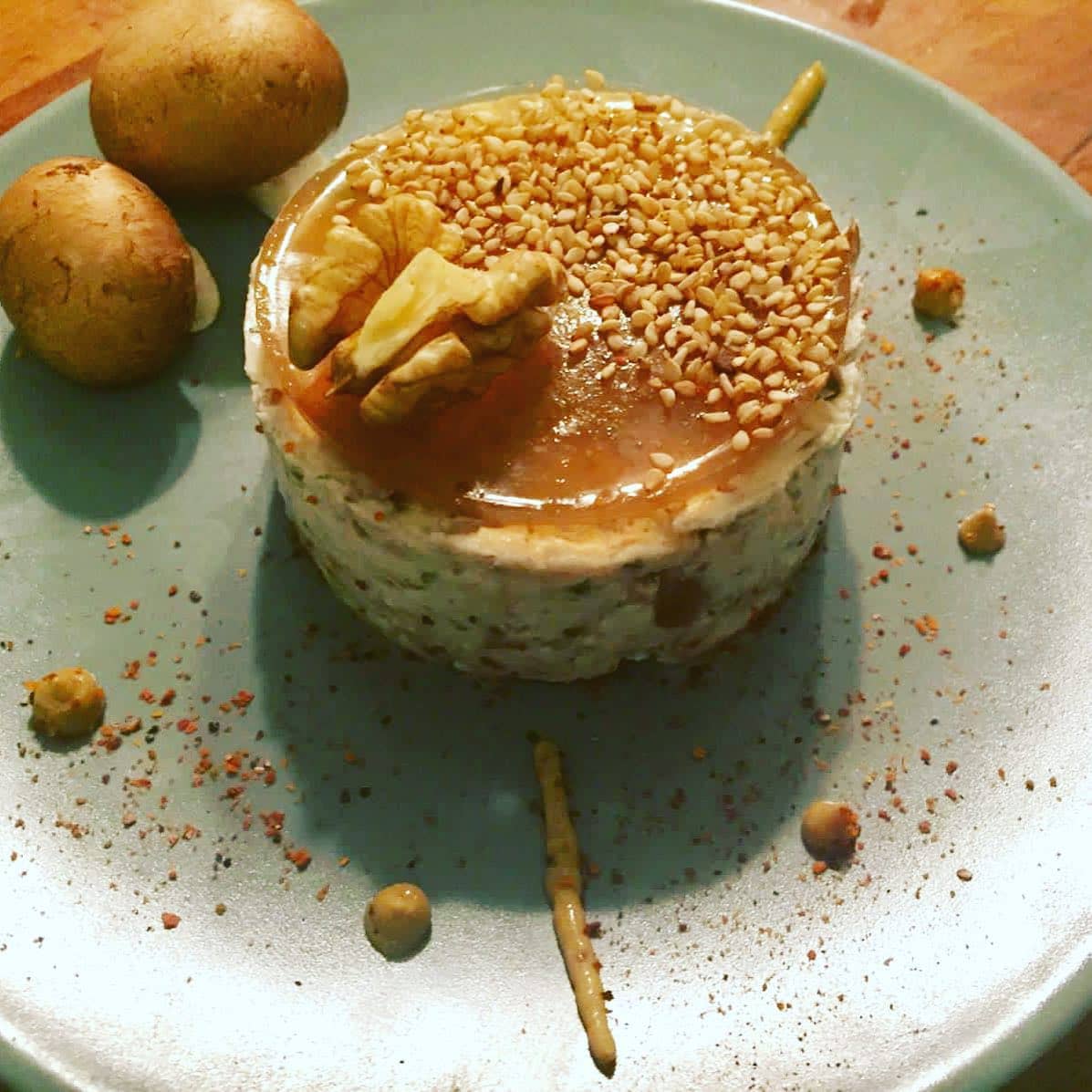 Tartare de bois : Mousse de chèvre et champignon cru couronnés d'une gélatine à la réglisse, noix et moutarde à la truffe