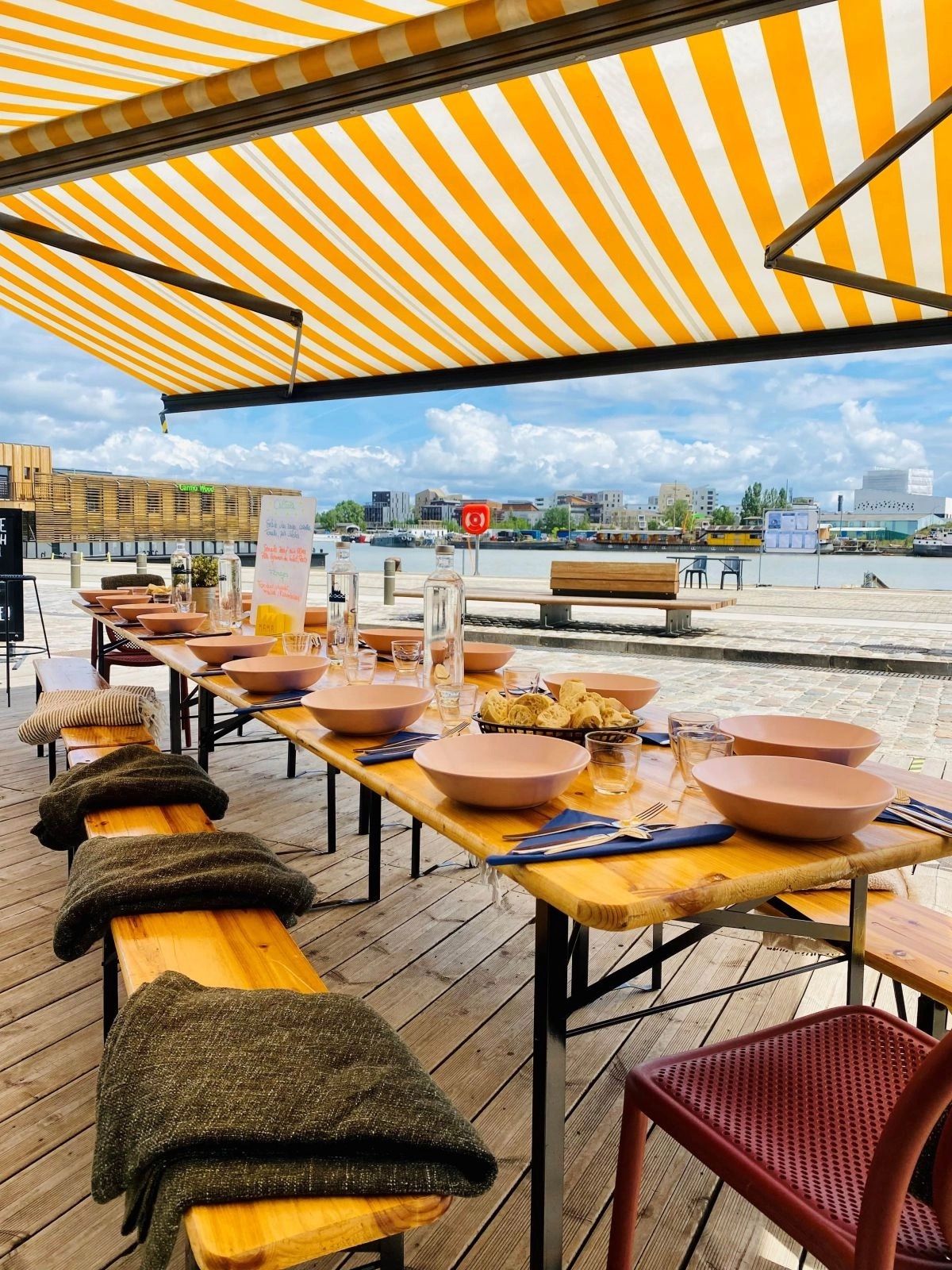 Terrasse vue sur les quais de Bordeaux