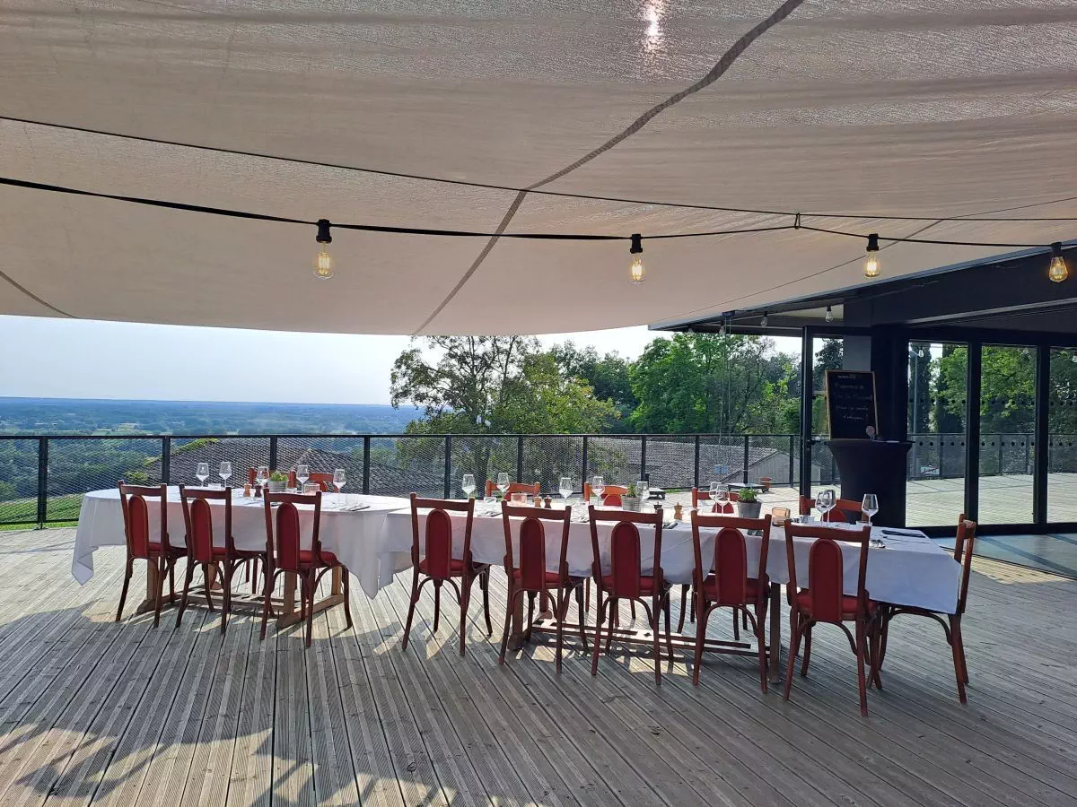 Terrasse du domaine avec voile d'ombrage