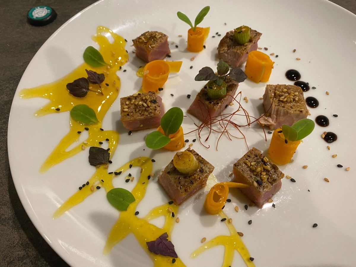 Tataki de thon albacore, caramel de passion et ses carottes jaunes au vinaigre de mangue