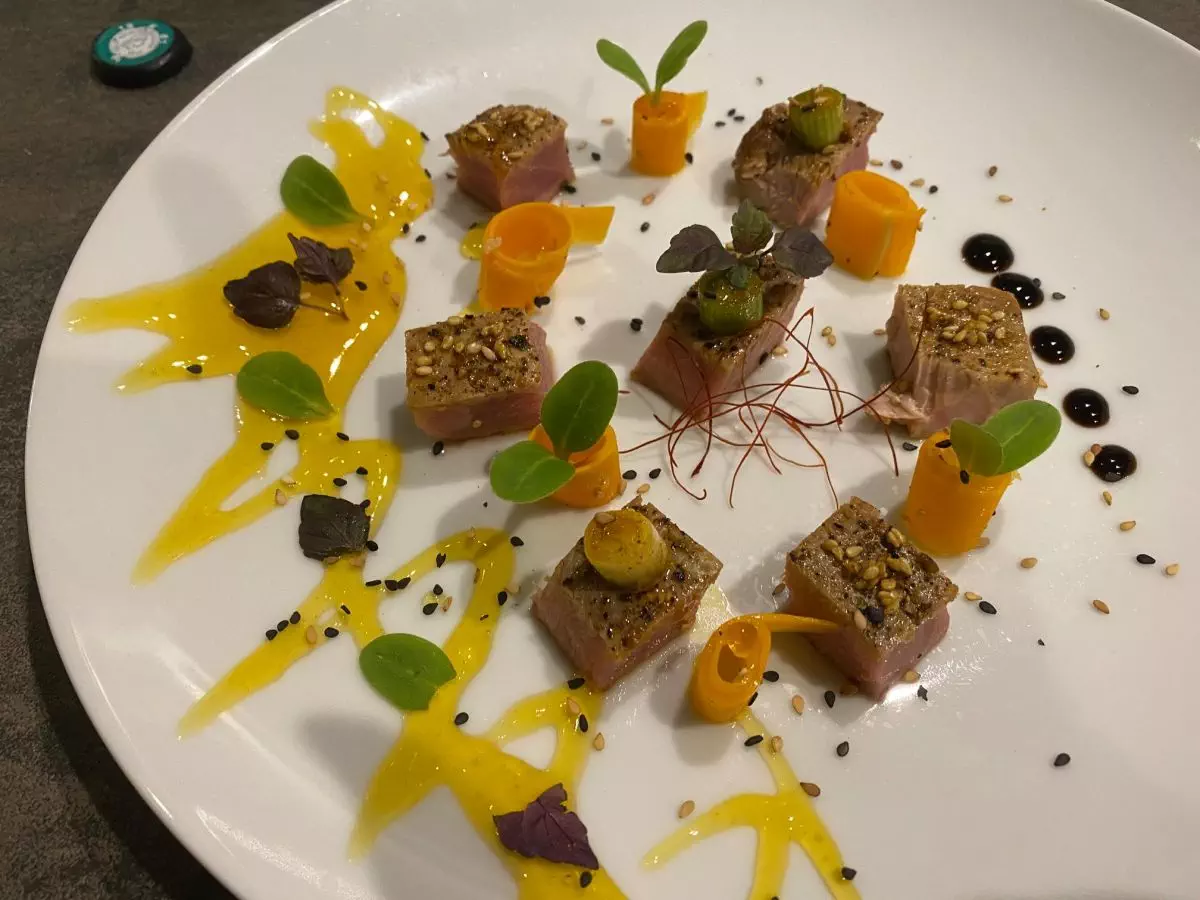 Tataki de thon albacore, caramel de passion et ses carottes jaunes au vinaigre de mangue