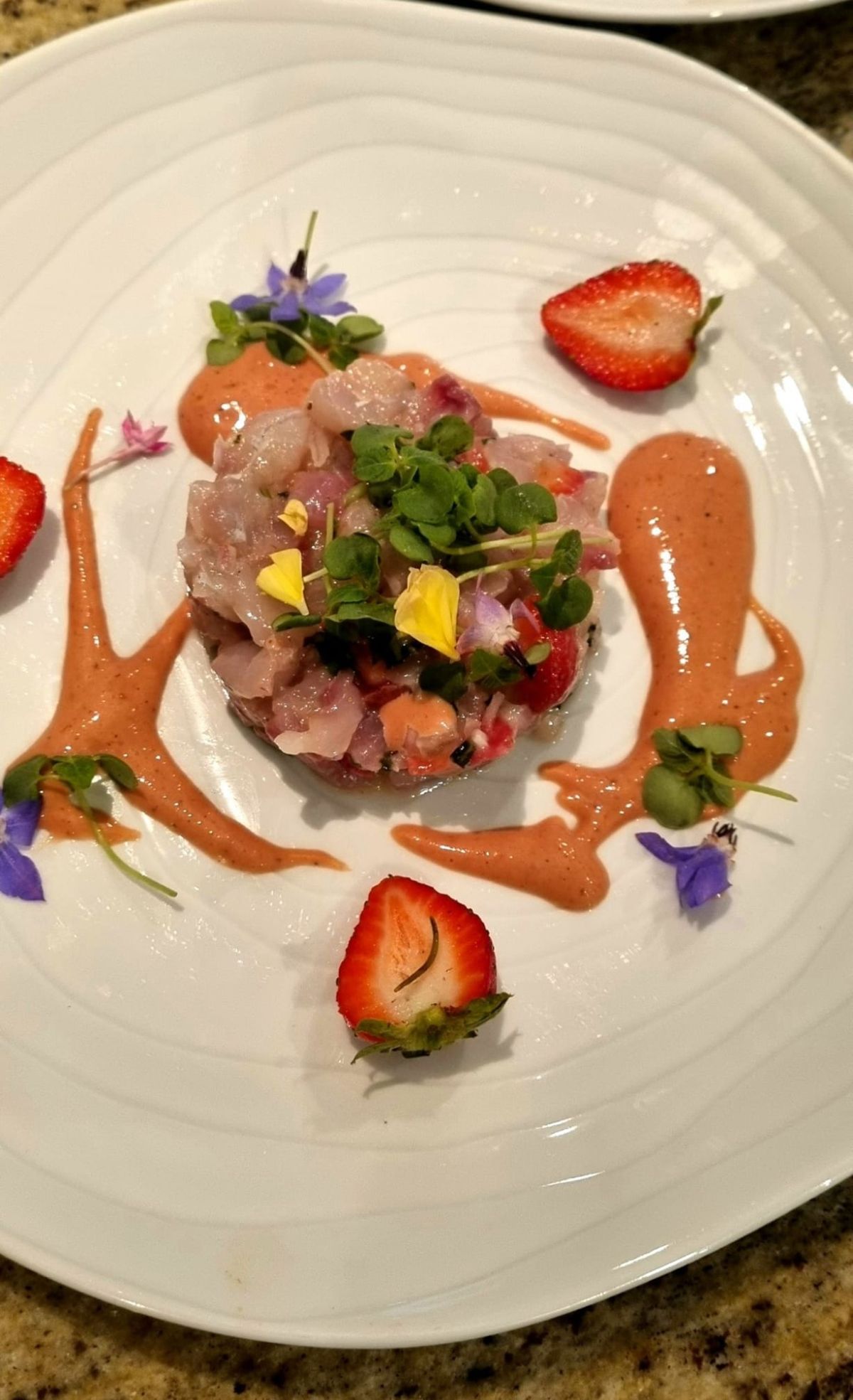 Tartare de daurade à la fraise ,vinaigrette à la fraise et saison