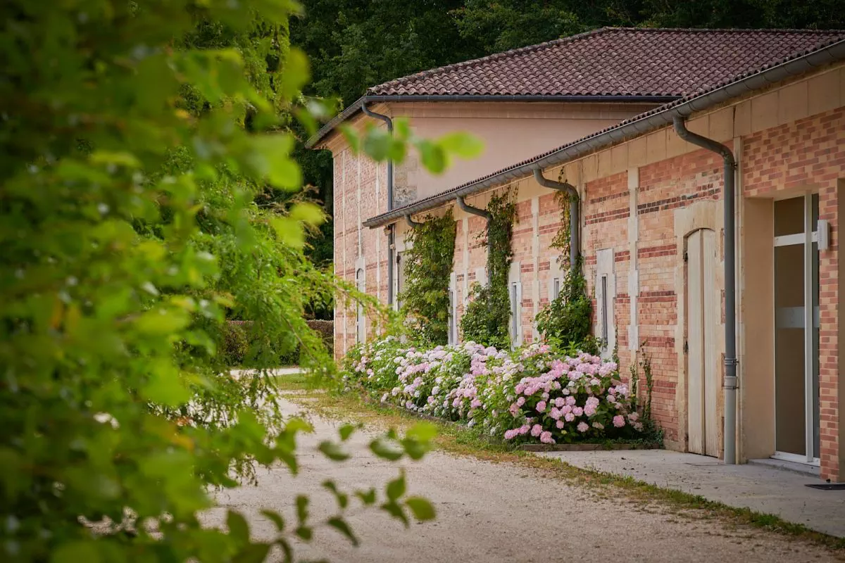 Le Château de Villegeorge vous met à disposition sa salle de réception et son environnement naturellement apaisant et hors du temps.