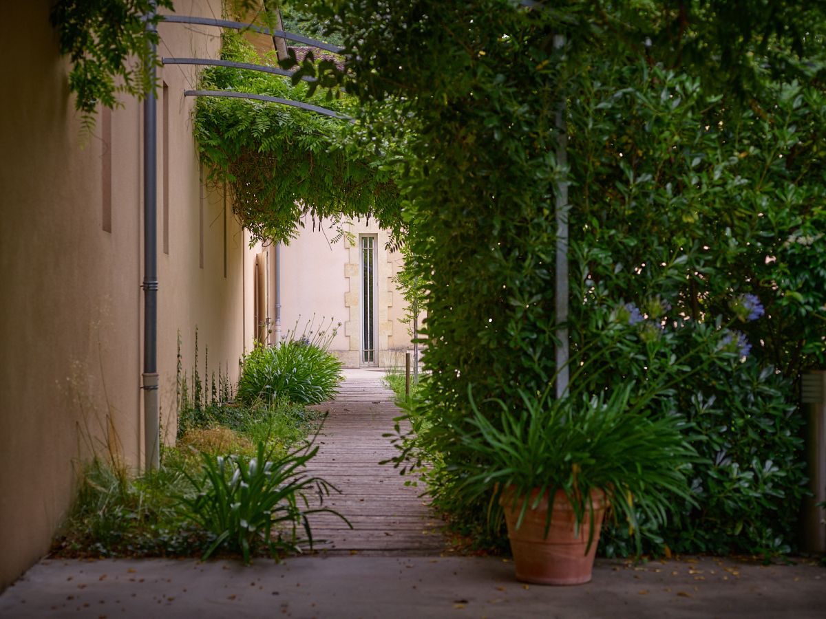 Le Château de Villegeorge vous met à disposition sa salle de réception et son environnement naturellement apaisant et hors du temps.