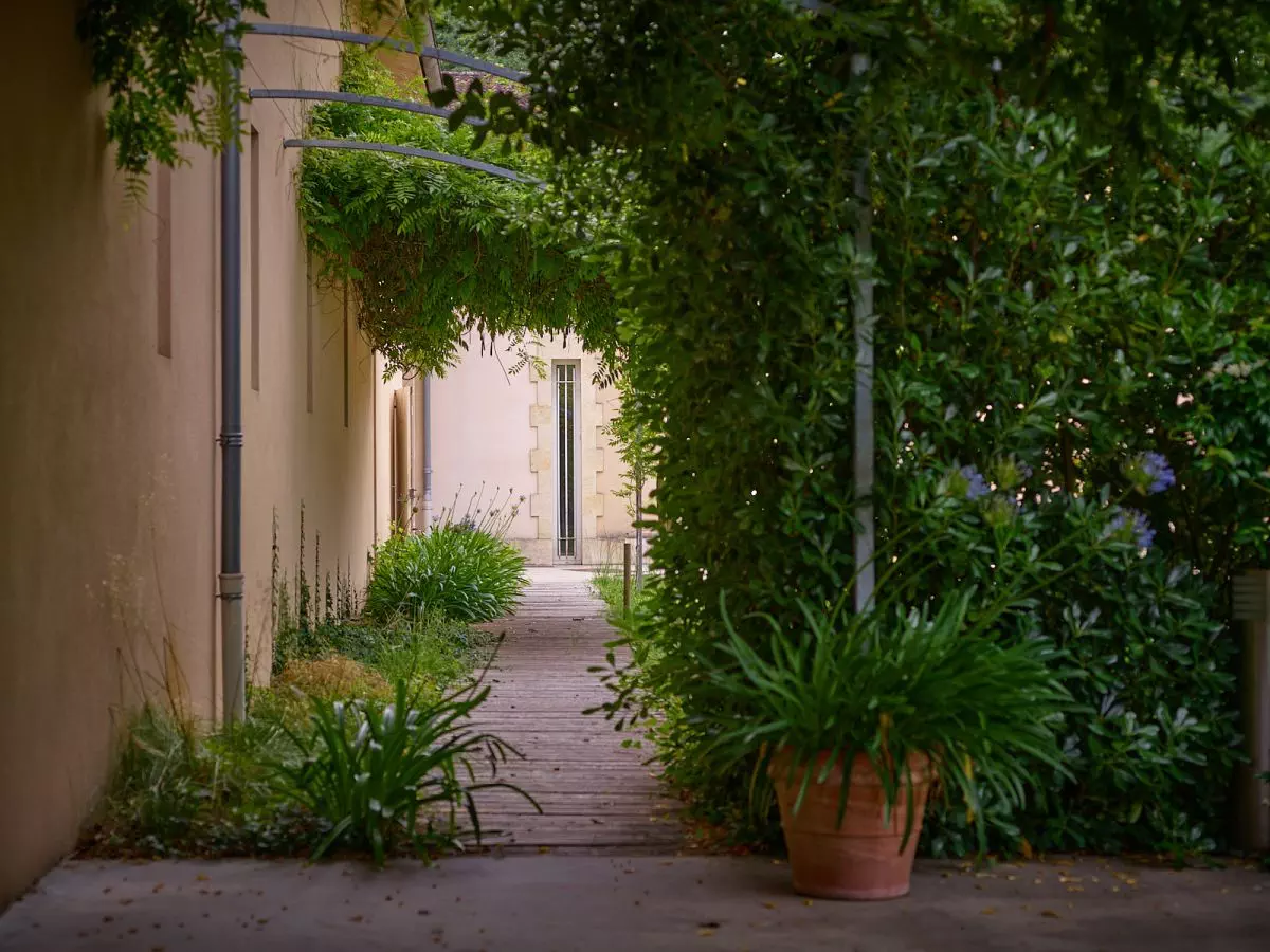 Le Château de Villegeorge vous met à disposition sa salle de réception et son environnement naturellement apaisant et hors du temps.